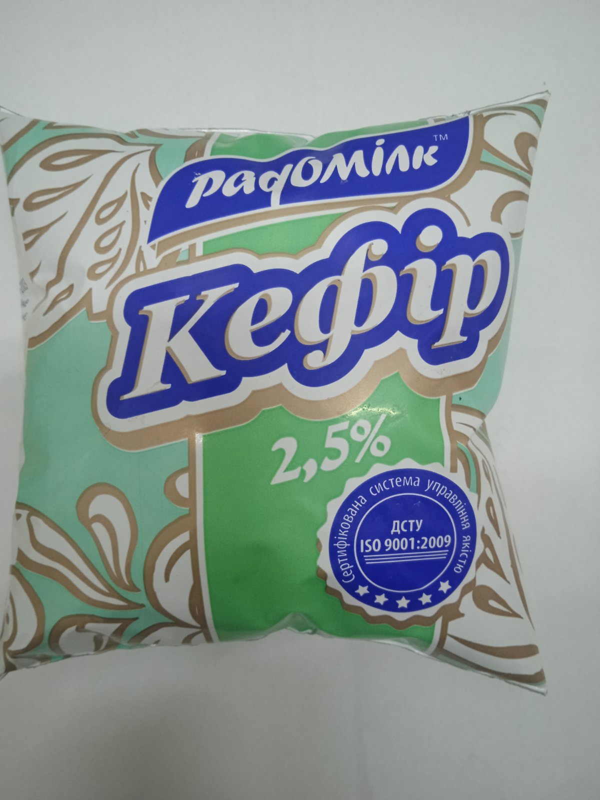 Кефір Родинний РАДОМІЛК 2,5 % 500 г., плівка поліетиленова